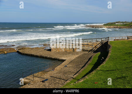 Piscine d'eau de mer naturelle à Uvongo, province du KwaZulu-Natal en Afrique du Sud Banque D'Images