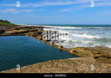 Piscine d'eau de mer naturelle à Uvongo, province du KwaZulu-Natal en Afrique du Sud Banque D'Images