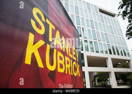 Londres, Royaume-Uni, 18 juillet 2019, l'exposition Stanley Kubrick en dehors des bannières le Design Museum à Kensington Banque D'Images