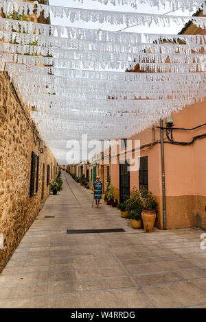 ALCUDIA, ESPAGNE - 7 juillet 2019 : Maison et allée de la vieille ville sont vus le 7 juillet 2019 à Alcudia, Espagne. Banque D'Images