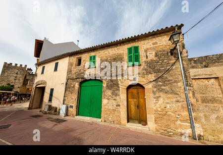 ALCUDIA, ESPAGNE - 7 juillet 2019 : Maison et allée de la vieille ville sont vus le 7 juillet 2019 à Alcudia, Espagne. Banque D'Images