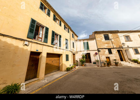 ALCUDIA, ESPAGNE - 7 juillet 2019 : Maison et allée de la vieille ville sont vus le 7 juillet 2019 à Alcudia, Espagne. Banque D'Images