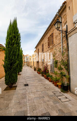 ALCUDIA, ESPAGNE - 7 juillet 2019 : Maison et allée de la vieille ville sont vus le 7 juillet 2019 à Alcudia, Espagne. Banque D'Images