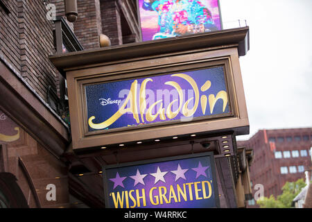 Londres, Royaume-Uni, 18 juillet 2019, l'entrée au Prince Edward Theatre avec les panneaux pour Aladdin Banque D'Images