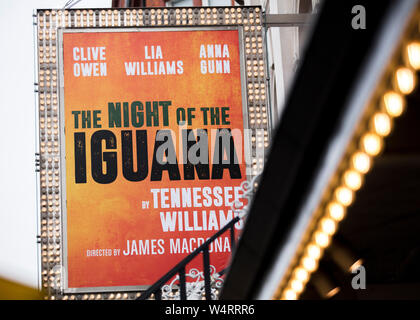 Londres, Royaume-Uni, 18 juillet 2019, l'entrée au Noel Coward Theatre pour la nuit de l'Iguane Jouer Banque D'Images