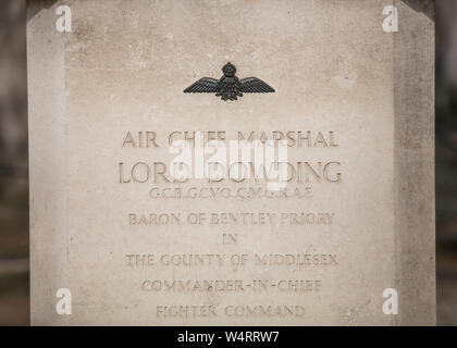 Londres, Royaume-Uni, 17 juillet 2019, de la statue de l'Air Chief Marshall Lord Dowding en dehors de l'église St Clement Danes RAF sur le Strand Banque D'Images