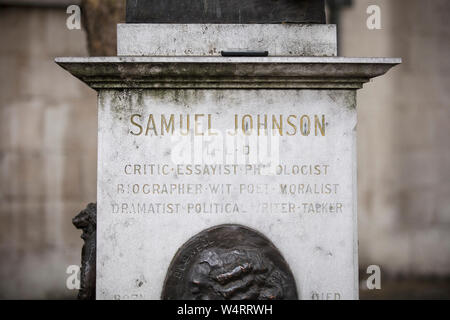 Londres, Royaume-Uni, 17 juillet 2019, Statue de Samuel Johnson sur le Strand Banque D'Images