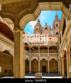 La cour intérieure du 16ème siècle, Casa de las Conchas, avec la cathédrale en arrière-plan, Salamanca, Espagne. Banque D'Images