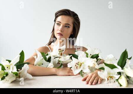 Belle jeune femme de rêve à l'écart entre les nénuphars isolated on white Banque D'Images