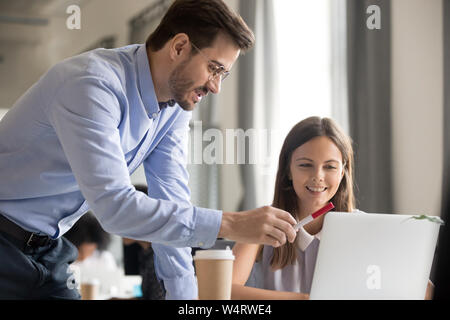 Mentor expliquant de tâche pour female employé Banque D'Images