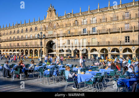 Cafe tables dans la Plaza Mayor de Salamanque baroque dans le centre de Salamanque, Espagne. Banque D'Images