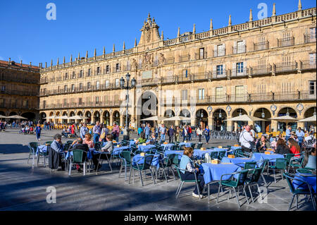 Cafe tables dans la Plaza Mayor de Salamanque baroque dans le centre de Salamanque, Espagne. Banque D'Images