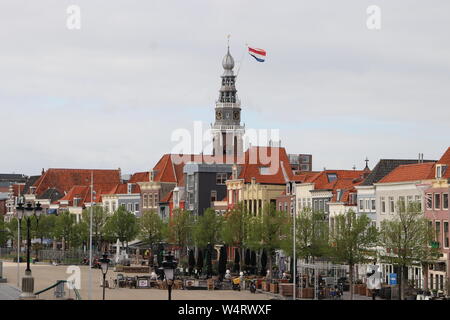 Panorama de la place du marché, avec le clocher de l'église Sint Jacobskerk en arrière-plan, Vlissingen, Pays-Bas Banque D'Images