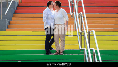 Donna et épouse Lou Hall baiser sur la peint arc-en-ciel Clayton Square d'avance sur Liverpool fierté ce week-end. Banque D'Images