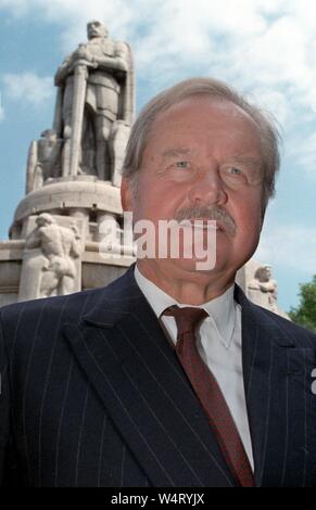 Déposée - 30 juillet 1998, Hambourg : le Prince Ferdinand von Bismarck se trouve en face d'Otto von Bismarck's monument sur le 100e anniversaire de la mort de l'ex-chancelier du Reich. Ferdinand von Bismarck, le petit-fils du Chancelier prince Otto von Bismarck, est décédé à l'âge de 88 ans. (Dpa 'Ferdinand von Bismarck est mort') Photo : Kay Nietfeld/dpa Banque D'Images