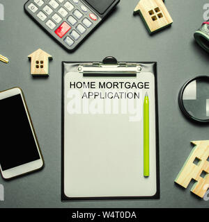 24 agent immobilier et tablette avec le mot Accueil Demande de prêt hypothécaire. Prêt de la propriété. Prêt pour un appartement ou une maison. Signer un contrat. Succès Banque D'Images