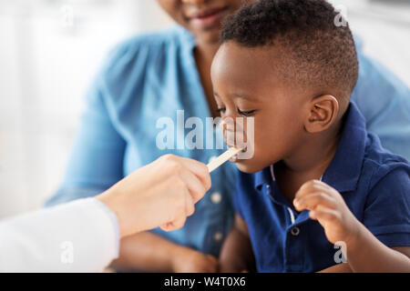 Médecin d'examiner la bouche de bébé de l'Afrique à la clinique Banque D'Images