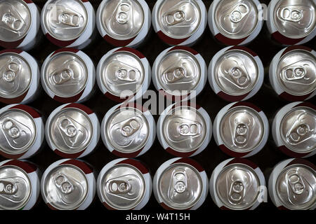 Vue de dessus les canettes de boisson Banque D'Images