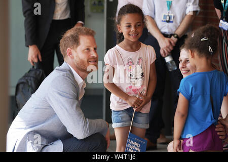 Le duc de Sussex répond aux enfants à Sheffield Children's Hospital de Clarkson Street, Sheffield, où il sera ouvert officiellement la nouvelle aile. Banque D'Images