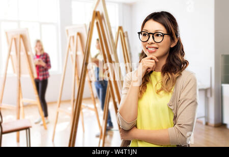 Happy asian woman dans les verres ou étudiant Banque D'Images