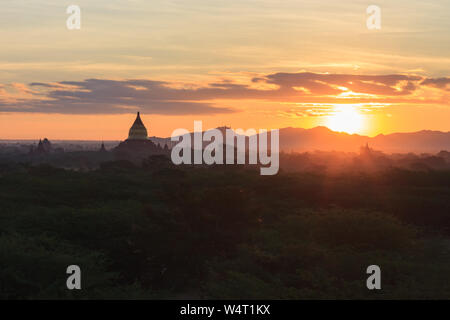 L'aube sur les temples de Bagan, Myanmar Banque D'Images
