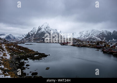 Moody ciel de reine, Moskenesoya, Lofoten, Nordland, Norvège Banque D'Images