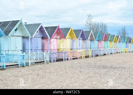 Multi-couleur des cabines de plage sur la plage, Mersea Island, Essex, Royaume-Uni Banque D'Images