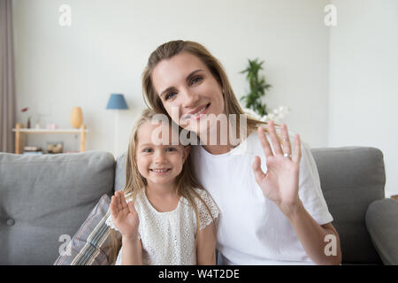 Happy mother and daughter smiling at camera Banque D'Images