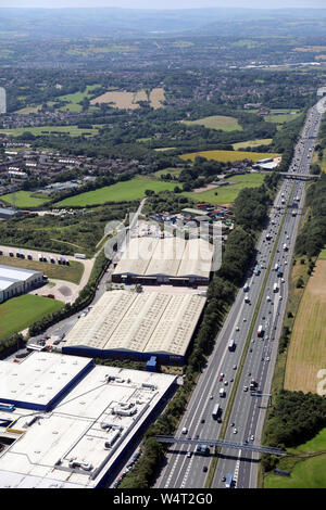 Vue aérienne des deux usines de menuiserie XL Limited à côté de l'autoroute M62 à Birstall près de Leeds, UK Banque D'Images