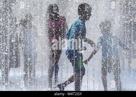 Londres, Royaume-Uni. 25 juillet 2019. Météo France : Les enfants jouent dans l'eau des fontaines à Southbank comme la Grande-Bretagne face à l'un de la journée la plus chaude depuis le début des études avec 39C prévisions pour jeudi. Crédit : Guy Josse/Alamy Live News Banque D'Images