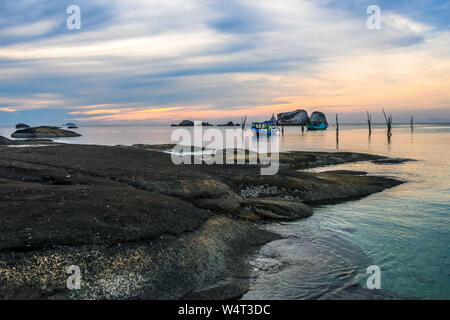 Bateau ancré à Tanjung Pandan plage au coucher du soleil, Belitung, Indonésie Banque D'Images