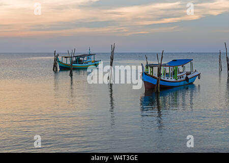 Deux bateaux ancrés en mer, de Tanjung Pandan Beach, Indonésie Banque D'Images