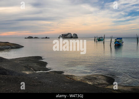 Deux bateaux ancrés en mer, de Tanjung Pandan Beach, Indonésie Banque D'Images