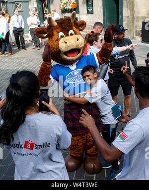 Edinburgh, Ecosse, Royaume-Uni. Le 25 juillet, 2019. Street Soccer Coupe du monde - l'Écosse et de l'Inde equipes face à Cardiff. Montre : le pic d'Écossais et d'équipes indiennes recueillir l'extérieur de l'Edimbourg Usher Hall, avant de partir à Cardiff à prendre part à la Coupe du Monde de Soccer de rue. La 17e édition de la Coupe du Monde des sans-abri se déroulera dans CardiffÕs Bute Park, en plein cœur de la capitale galloise Crédit : Ian Jacobs/Alamy Live News Banque D'Images