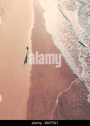 Vue aérienne d'un homme marchant le long treizième plage, Victoria, Australie Banque D'Images