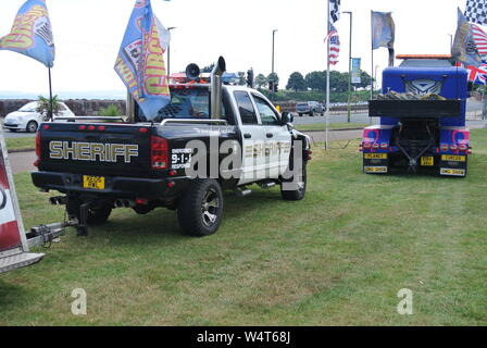 Planet Circus Dodge Ram dans les couleurs de transformateurs Decepticon Barricade à l''abbaye de Torre, Torquay, Devon, Angleterre. UK. Banque D'Images