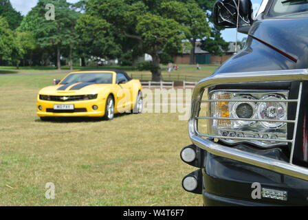 Planet Circus 1981 Ford Ltd Crown Victoria dans les couleurs de Transformers Autobot Bumblebee à abbaye de Torre, Torquay, Devon, Angleterre. UK. Banque D'Images