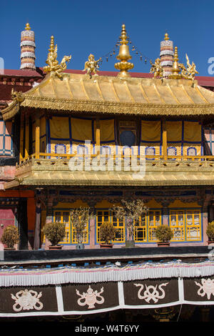 La Chine, Tibet, Lhasa, détail architectural et le toit doré du temple bouddhiste de Jokhang, qui a fondé sur 1652 Il annonce est la plus sacrée du temple bouddhiste au Tibet et est une partie de l'Ensemble historique du site du patrimoine mondial de l'UNESCO. Banque D'Images