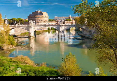 Image de Rione Ponte district. Vue sur Ponte blanche pont Vittorio Emanuele II, Castel Sant'Angelo et château de leur réflexion, d'orangers, des eaux o Banque D'Images