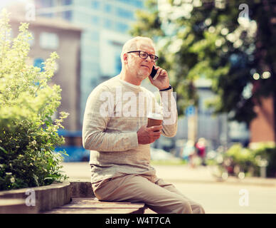 Happy senior man appelant sur smartphone en ville Banque D'Images