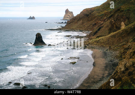 Vue panoramique vue aérienne de la plage Benijo sauvages avec de grosses vagues et du sable noir sur la côte nord de l'île de Ténérife, Espagne Banque D'Images