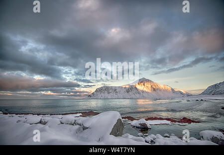 Skagen beach dans la neige, Flakstad, Lofoten, Nordland, Norvège Banque D'Images