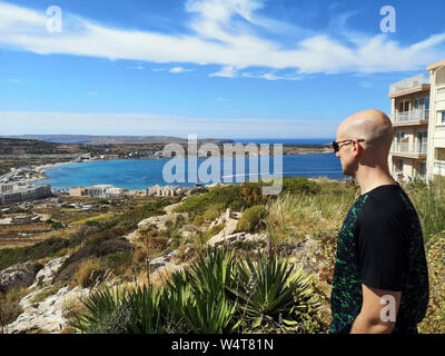 Man looking at view, Mellieha, Malte Banque D'Images