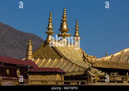 La Chine, Tibet, Lhasa, détail architectural et le toit doré du temple bouddhiste de Jokhang, qui a fondé sur 1652 Il annonce est la plus sacrée du temple bouddhiste au Tibet et est une partie de l'Ensemble historique du site du patrimoine mondial de l'UNESCO. Banque D'Images