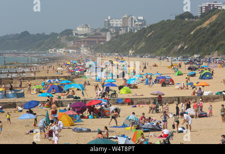 Boscombe , Royaume-Uni. 25 juillet 2019. Bravant les températures extrêmement chaudes et lourd sur la plage en direction de Boscombe Bournemouth, Dorset, UK. Crédit : Richard Crease/Alamy Live News Banque D'Images