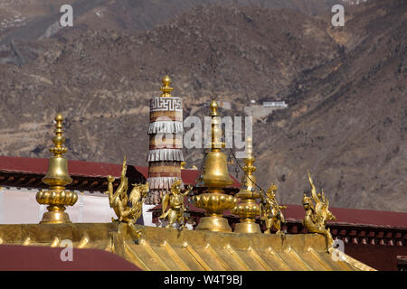 La Chine, Tibet, Lhasa, détail architectural du pavillon doré du temple bouddhiste de Jokhang avec Garudas dragons et une victoire la bannière bâtiment fondé sur AD 1652 c'est le temple Bouddhiste le plus sacré au Tibet et est une partie de l'Ensemble historique du site du patrimoine mondial de l'UNESCO. Banque D'Images