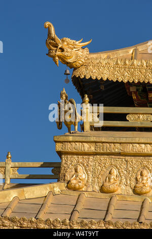 La Chine, Tibet, Lhasa, détail architectural du pavillon doré et un Garuda et une tête de dragon sur le Jokhang temple bouddhiste fondée vers 1652 il annonce est la plus sacrée du temple bouddhiste au Tibet et est une partie de l'Ensemble historique du site du patrimoine mondial de l'UNESCO. Banque D'Images