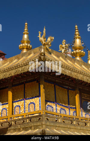 La Chine, Tibet, Lhasa, détail architectural du pavillon doré et un Garuda et une tête de dragon sur le Jokhang temple bouddhiste fondée vers 1652 il annonce est la plus sacrée du temple bouddhiste au Tibet et est une partie de l'Ensemble historique du site du patrimoine mondial de l'UNESCO. Banque D'Images