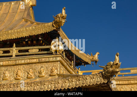 La Chine, Tibet, Lhasa, détail architectural du pavillon doré et un Garuda et têtes de dragon sur le Jokhang temple bouddhiste fondée vers 1652 il annonce est la plus sacrée du temple bouddhiste au Tibet et est une partie de l'Ensemble historique du site du patrimoine mondial de l'UNESCO. Banque D'Images