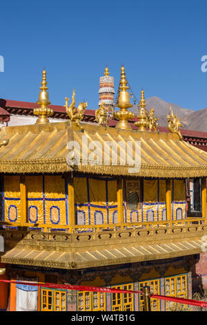 La Chine, Tibet, Lhasa, détail architectural et le toit doré du temple bouddhiste de Jokhang fondée vers 1652 il annonce est la plus sacrée du temple bouddhiste au Tibet et est une partie de l'Ensemble historique du site du patrimoine mondial de l'UNESCO. Banque D'Images